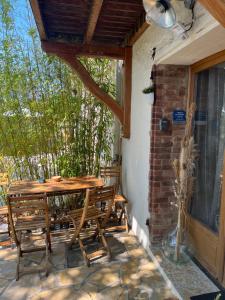 gîte de Fontjalabert en campagne tout confort的阳台或露台