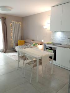 eine Küche mit einem Tisch und Stühlen im Zimmer in der Unterkunft Złoty apartament Bokserska in Warschau