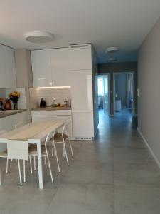 a kitchen with a table and chairs in a room at Złoty apartament Bokserska in Warsaw