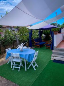 サンタ・マリア・ディ・カステッラバーテにあるCasa Polverinoの青いテーブル(白い椅子付)、テント