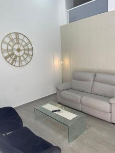 sala de estar con sofá y mesa de centro en Downtown Apartments, en Alicante