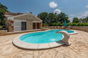 ein Pool vor einem Haus in der Unterkunft Villa surrounded by nature in Dračevac Ninski