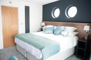 سرير أو أسرّة في غرفة في Rooms at The Deck, Penarth