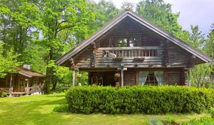 Vääna-JõesuuKõrre Puhketare的小木屋设有门廊和阳台