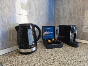 een koffiezetapparaat en een koffiezetapparaat op een aanrecht bij Galini Apartments Sikinos Travel in Síkinos
