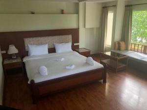 Voodi või voodid majutusasutuse Chaweng Tara Hotel toas