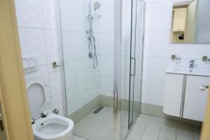 Koupelna v ubytování Fishta Apartment Q6 47