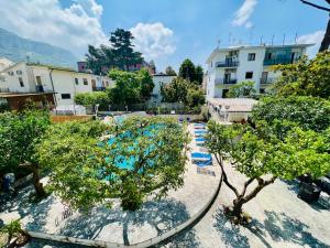 un groupe d'arbres dans une cour avec des bâtiments dans l'établissement YourHome - Villa Sorrento, à Meta