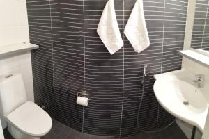 een badkamer met een toilet en een wastafel bij Laatuhuoneisto Saimaa näkymällä- Luxury apartment by lake Saimaa in Imatra