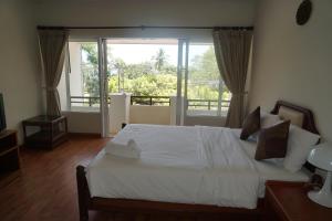 Voodi või voodid majutusasutuse Chaweng Tara Hotel toas