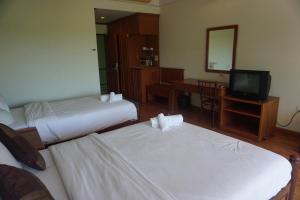 Televiisor ja/või meelelahutuskeskus majutusasutuses Chaweng Tara Hotel