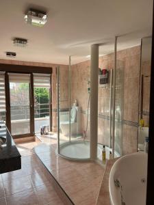 y baño con ducha, bañera y lavamanos. en VILLA TOMILLARES, en Los Tomillares