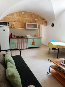 A kitchen or kitchenette at Dans maison de maître, appartement indépendant.