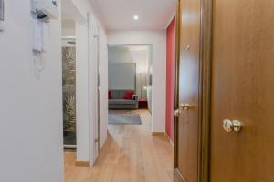 un pasillo con una puerta que da a una sala de estar en Casa Picasso en Génova