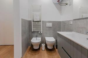 La salle de bains est pourvue de toilettes, d'un lavabo et d'une baignoire. dans l'établissement Casa Picasso, à Gênes