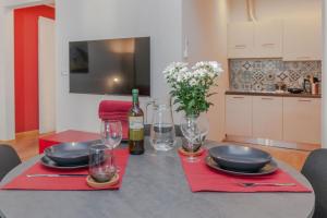 un tavolo con piatti e bicchieri e una bottiglia di vino di Casa Picasso a Genova