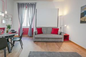 - un salon avec un canapé et une table dans l'établissement Casa Picasso, à Gênes
