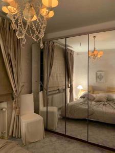 una camera con un letto e un grande specchio di Dom Rodzinny Rever Grand a Lubaczów