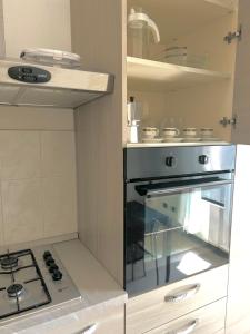 a kitchen with a stove and an oven in it at Ampio e Confortavole Appartamento a Voghera in Voghera