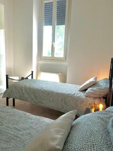 a bedroom with two beds and a window at Ampio e Confortavole Appartamento a Voghera in Voghera