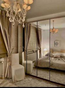 una camera con letto, sedia e specchio di Dom Rodzinny Rever Grand a Lubaczów