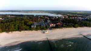 - Vistas aéreas a la playa y a la ciudad en Nadmorski Loft Rezydencja Niechorze 116 plaża ogród, en Niechorze