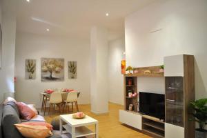 salon z kanapą i stołem w obiekcie Apartamento Gran Torcal w Maladze +12 zdjęć