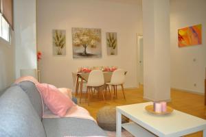 salon z kanapą i stołem w obiekcie Apartamento Gran Torcal w Maladze