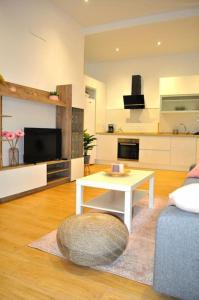 salon ze stołem i kuchnią w obiekcie Apartamento Gran Torcal w Maladze