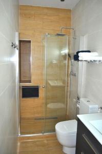 łazienka z toaletą i przeszklonym prysznicem w obiekcie Apartamento Gran Torcal w Maladze