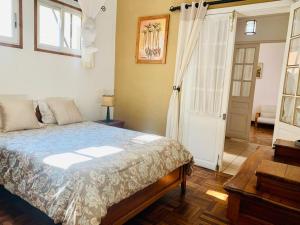 1 dormitorio con cama, ventana y puerta en Résidence Mareva en Antananarivo