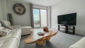 TV a/nebo společenská místnost v ubytování La Serena Mar, Benalmadena Pueblo, Luxury Apartment with Jacuzzi
