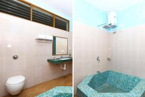 y baño con aseo, lavabo y bañera. en Les Boganveillea Heritage Guest House en Auroville