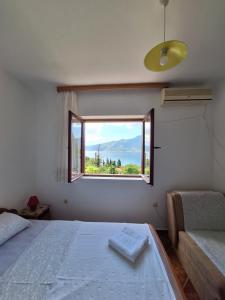 1 dormitorio con cama y ventana en B & M Apartments, en Kotor