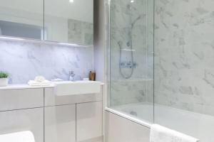 Ένα μπάνιο στο Cosy 2 bedroom Apartment-Zone 1
