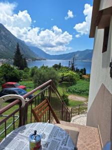 una mesa en un balcón con vistas al lago en B & M Apartments, en Kotor