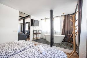 um quarto com 2 camas e uma banheira e uma casa de banho em Holidays, Edelweiss, 1 dormitorio, 4 personas em Sierra Nevada