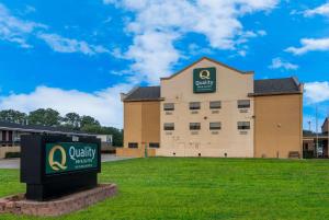 ein Gebäude mit einem Schild davor in der Unterkunft Quality Inn & Suites in Waco
