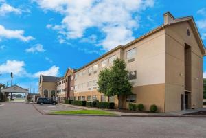a building with a car parked in front of it at Quality Inn & Suites in Waco