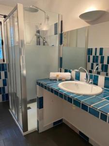 y baño con lavabo y ducha. en 4-Star Private Villa with Heated Pool and Panoramic Sea View at Gulf de Saint Tropez, en Cavalaire-sur-Mer