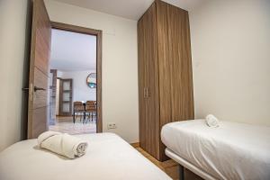 Un dormitorio con dos camas y una puerta corrediza de cristal. en Acebo 2 dormitorios, en Sierra Nevada