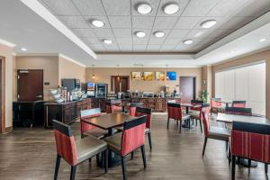 a restaurant with tables and chairs and a bar at Comfort Inn & Suites Fort Worth - Fossil Creek in Fort Worth