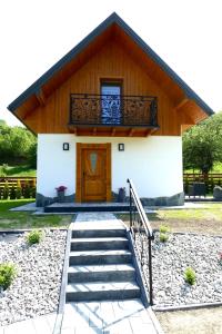 dom ze schodami prowadzącymi do drzwi wejściowych w obiekcie Domek przy Lubaniu w mieście Ochotnica Dolna