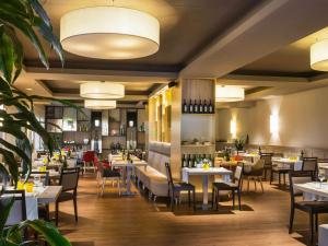 A restaurant or other place to eat at Ibis Styles Figueres Ronda