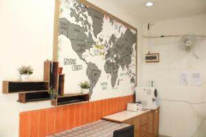 una habitación con un mapa del mundo en la pared en H2 Segama Backpacker en Kota Kinabalu