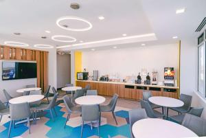 una sala conferenze con tavoli, sedie e bancone di Microtel Inn & Suites by Wyndham Macedon a Macedon