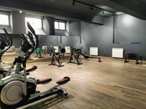 een fitnessruimte met veel fitnessapparatuur in een kamer bij Ronces Hostel in Pamplona