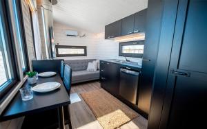 Η κουζίνα ή μικρή κουζίνα στο Karemajat wagon cottage