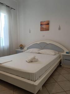 En eller flere senge i et værelse på Sea view Cycladic house