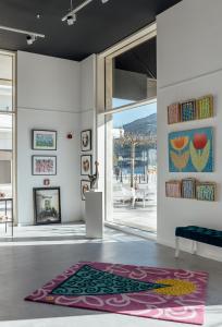 een woonkamer met een tapijt op de vloer bij Portonovi Resort in Herceg-Novi